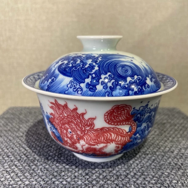 堂锺正窑 仿康熙青花釉里红 海水狮子盖碗 A级