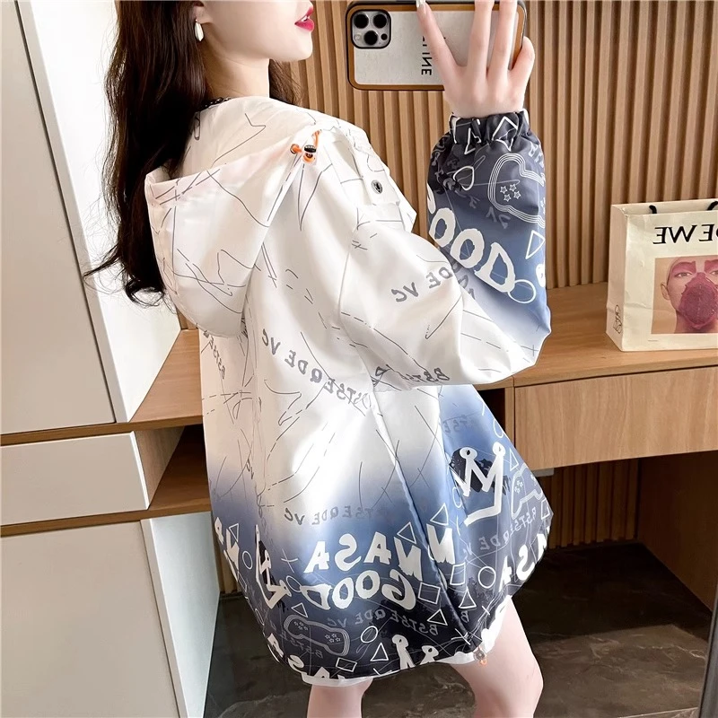 春秋薄款连帽冲锋衣2025年宽松大码设计感拉链开衫工装风衣外套女