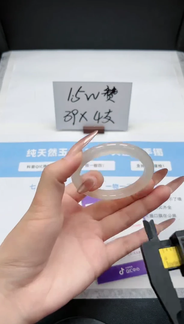 【闪购商品】石英质玉手镯未镶嵌259/52香槟