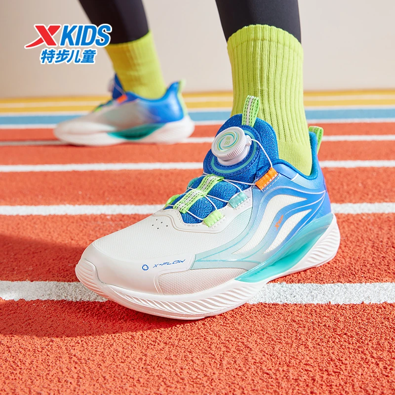 特步儿童冬季新款皮面轻跑鞋大童专业防水旋钮运动鞋676416119356