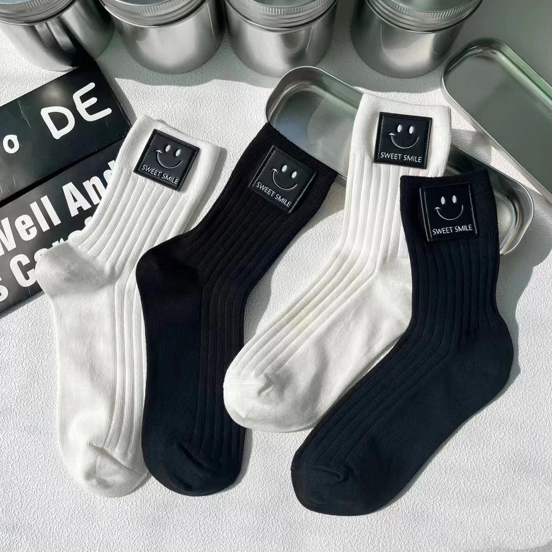 新品双针袜子女中筒袜潮ins外穿个性笑脸皮标袜子日系堆堆袜黑白