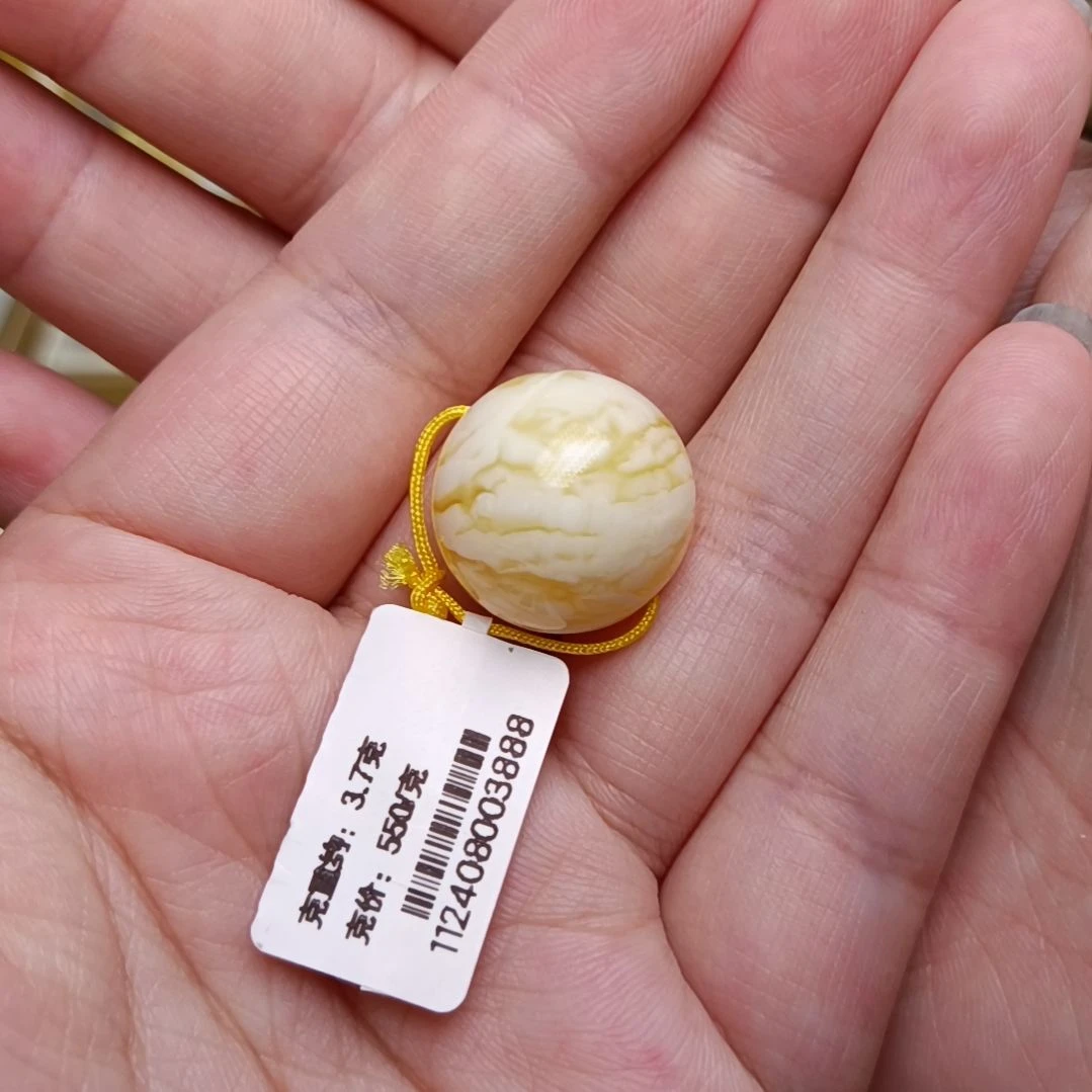 蜜蜡裸石未镶嵌18+漆白虎皮