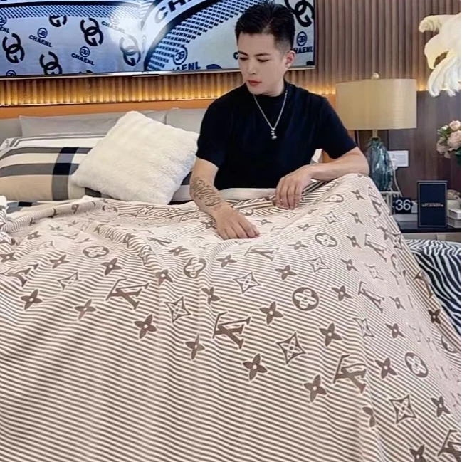 秋冬新款欧式轻奢多功能盖毯毛毯睡毯