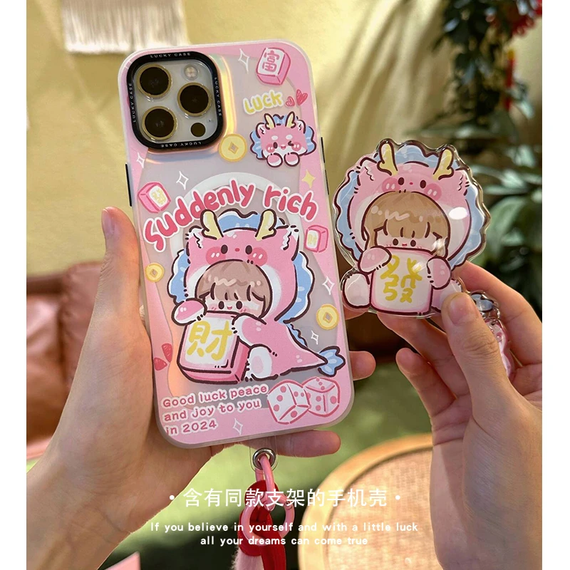 三川志原创镭射壳粉龙抱财麻将壳适用于苹果15华为mate60创意少女