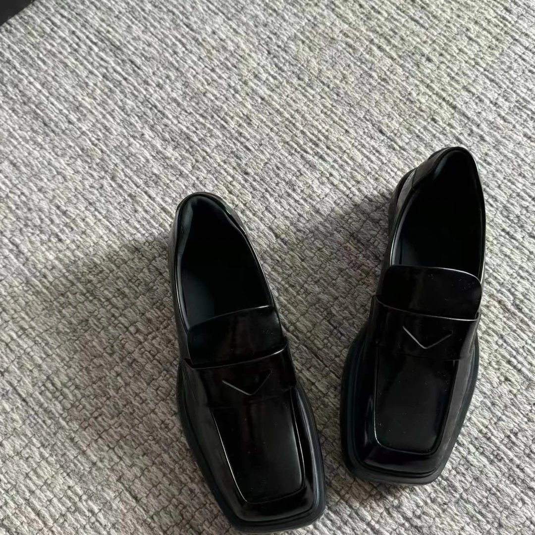 【塔鹿蕾】24新款复古方头三角标厚底亮面乐福鞋7316