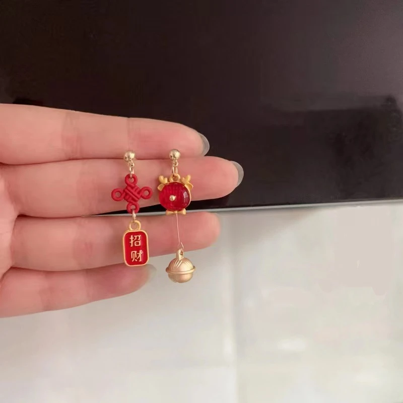 铜合金耳饰 2024生肖龙耳饰本命年红色不对称可爱少女耳钉耳环女
