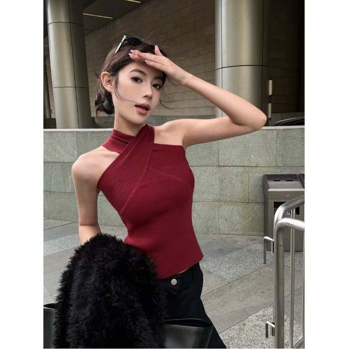 性感辣妹交叉挂脖针织背心女秋季修身内搭设计感chic短款打底上衣