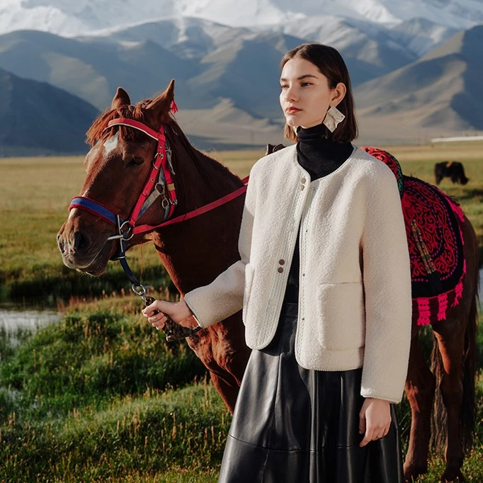 【专柜同款】MC421309797曼德诗小香风百搭秋冬毛绒环保外套时尚