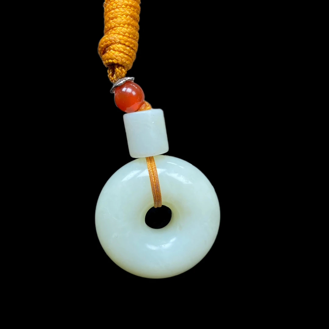 天然和田玉百搭平安扣吊坠时尚精美