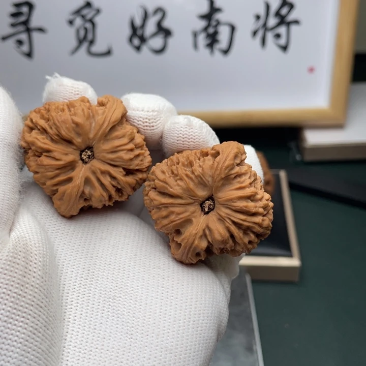 文玩核桃吊坠40尺全家福拉丝凹底206