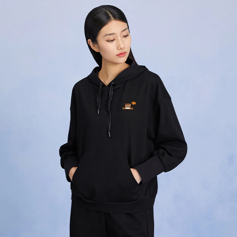 天意秋季新品针织连帽减龄刺绣时尚休闲款卫衣外套W223008