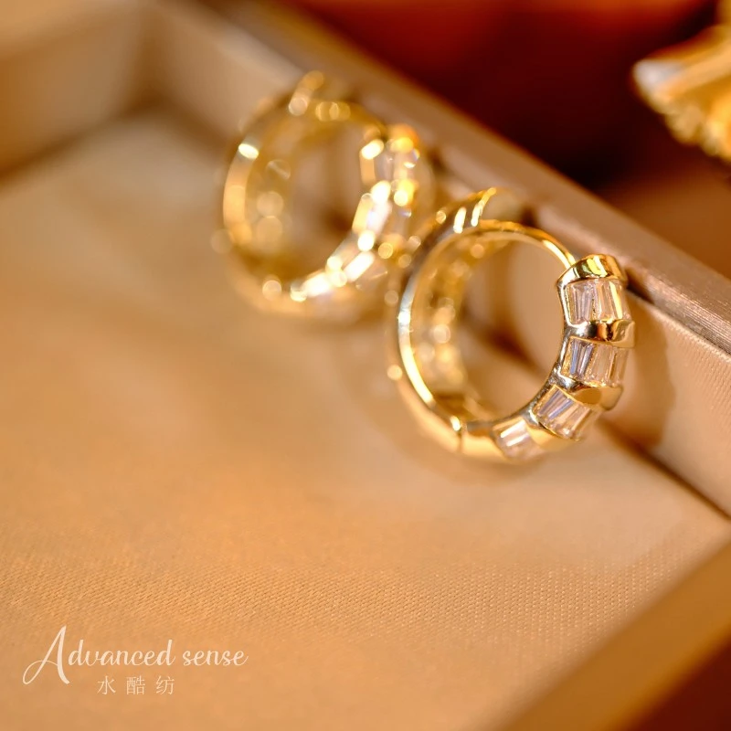 铜合金耳饰 微镶锆石高级感耳扣时尚轻奢气质耳饰设计感耳环F1660