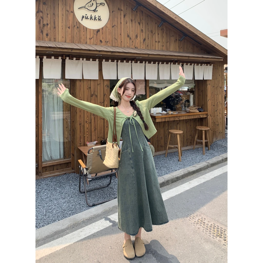 港风复古绿色牛仔吊带连衣裙女夏季2024新款长裙薄款针织开衫套装