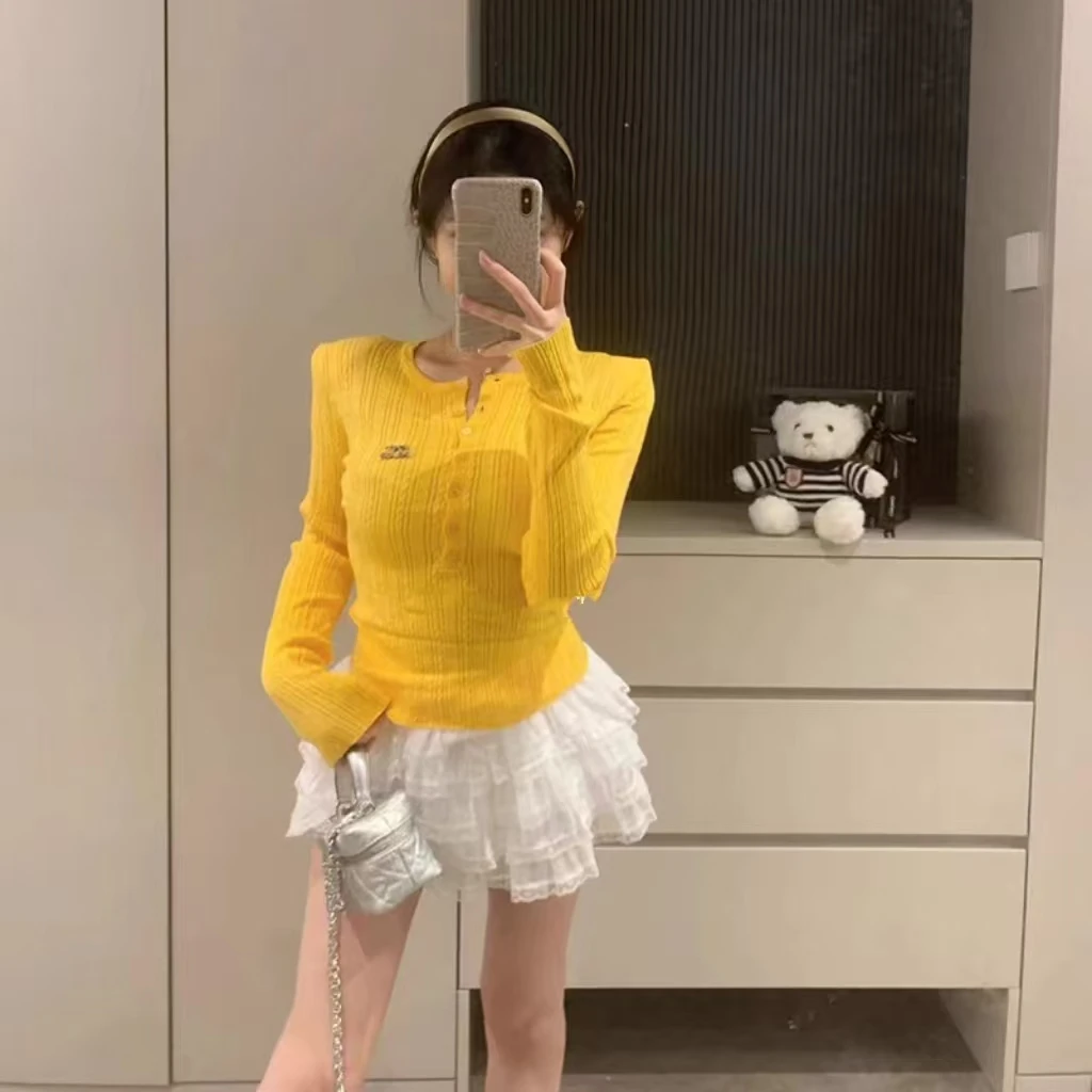 [春歌]秋冬新款气质少女长袖垫肩针织衫女纽扣打底衫百搭带胸针