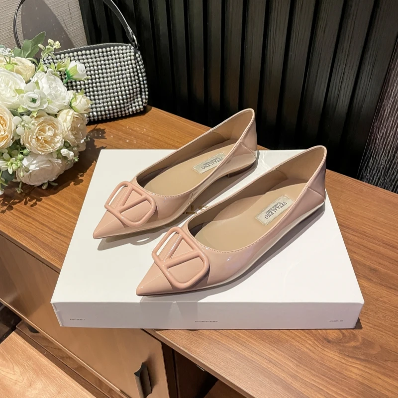 2024春秋尖头金属V扣漆皮裸色平底浅口名媛风气质平跟宴会单鞋女