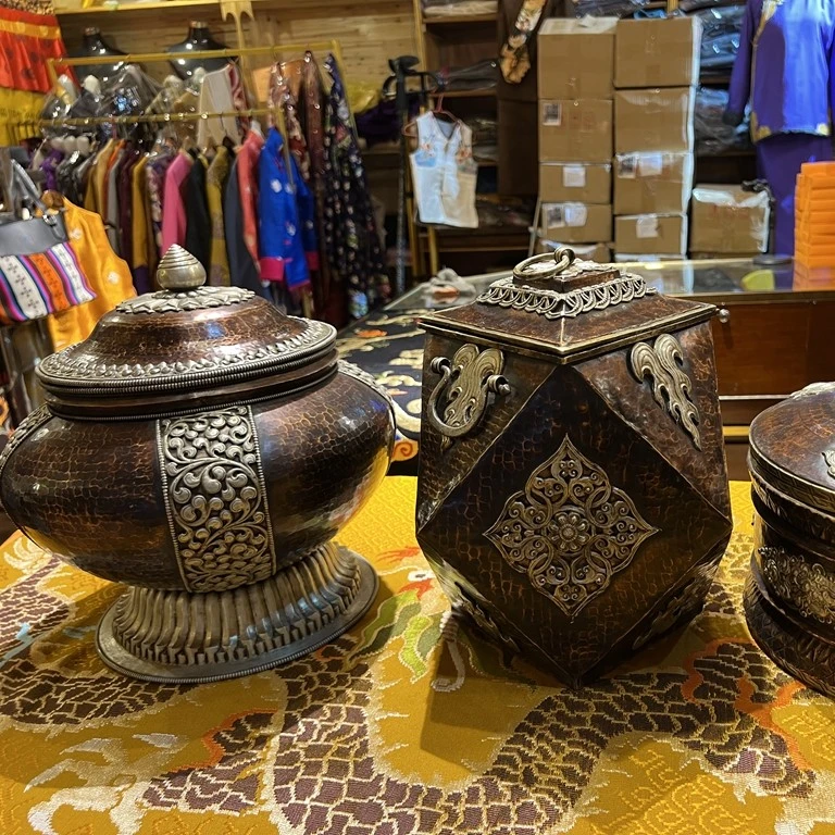 少数民族手工敲打铜器居家摆件