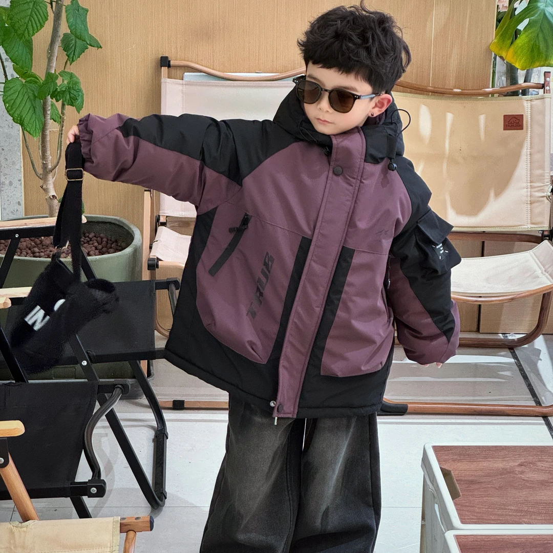 2025新款加绒加厚外套男童冲锋衣连帽上衣痞帅冬季中大童派克服潮