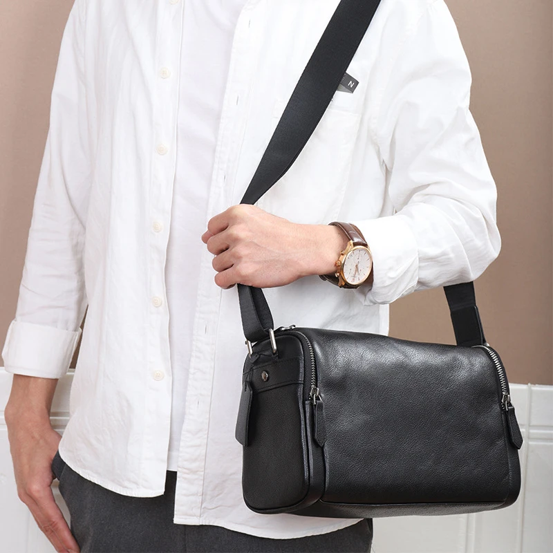 新款潮流男士包斜挎包真皮时尚休闲单肩包复古简约圆筒包百搭挎包