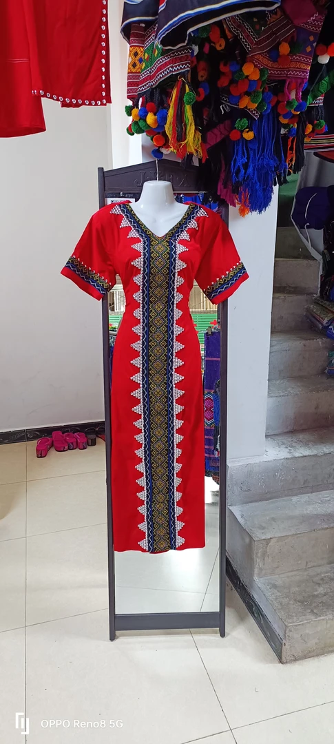 佤族长款半袖红色连衣裙