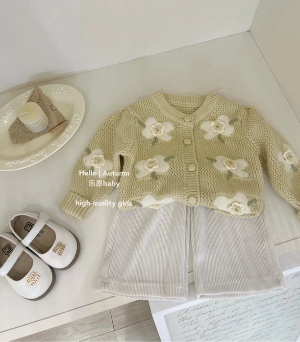 现货【乐恩童装】女童秋季奶黄色立体花朵毛衣开衫米白色喇叭裤