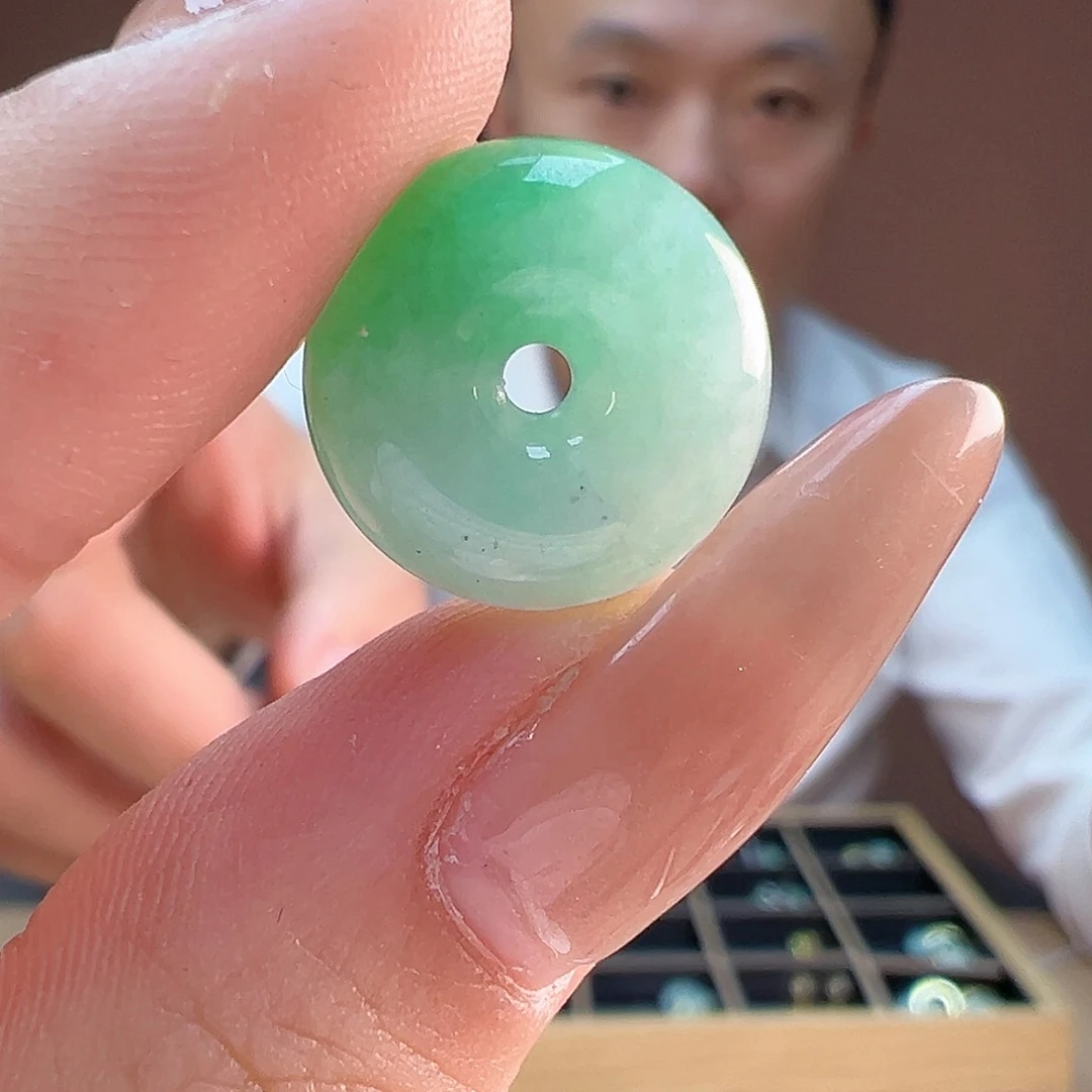 翡翠耳饰未镶嵌裸石一颗