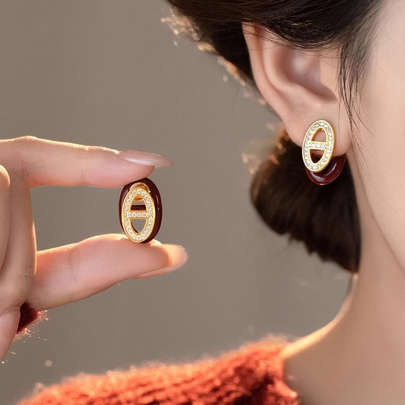 铜合金耳饰 气质显白酒红色猪鼻子镶钻耳钉女新款名媛风精致耳环