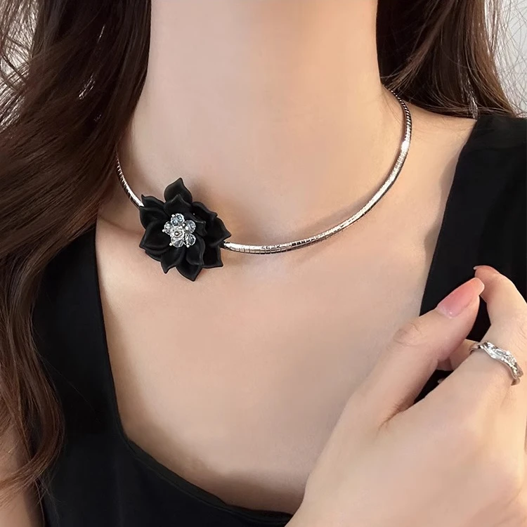 钛钢项链 黑色立体花朵项链女锁骨链颈链choker轻奢小众设计高级