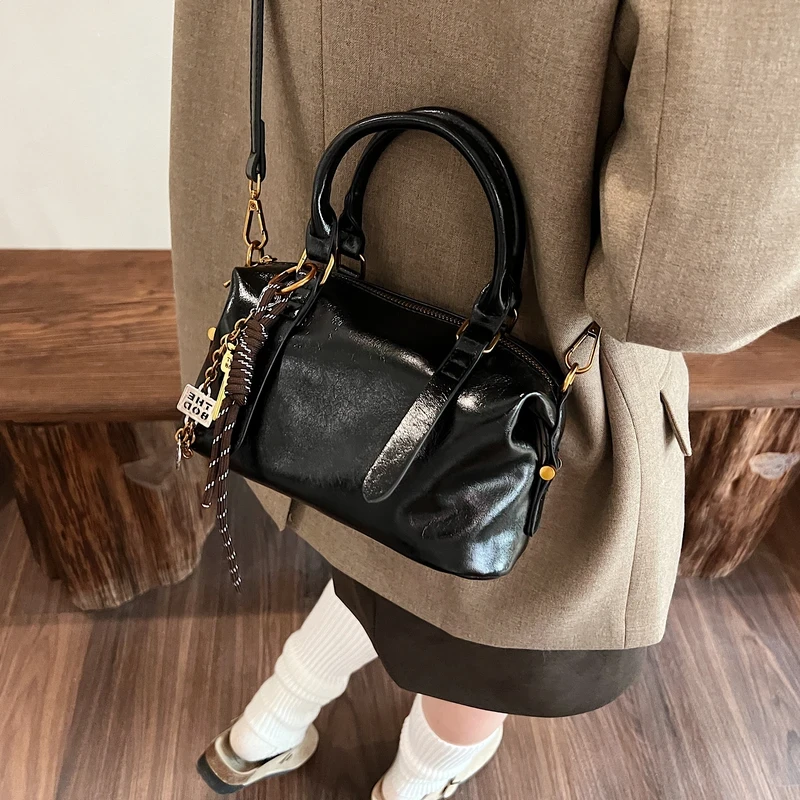 油蜡皮百搭上班专用包2025秋冬新款高级感手提枕头包斜挎女小包包