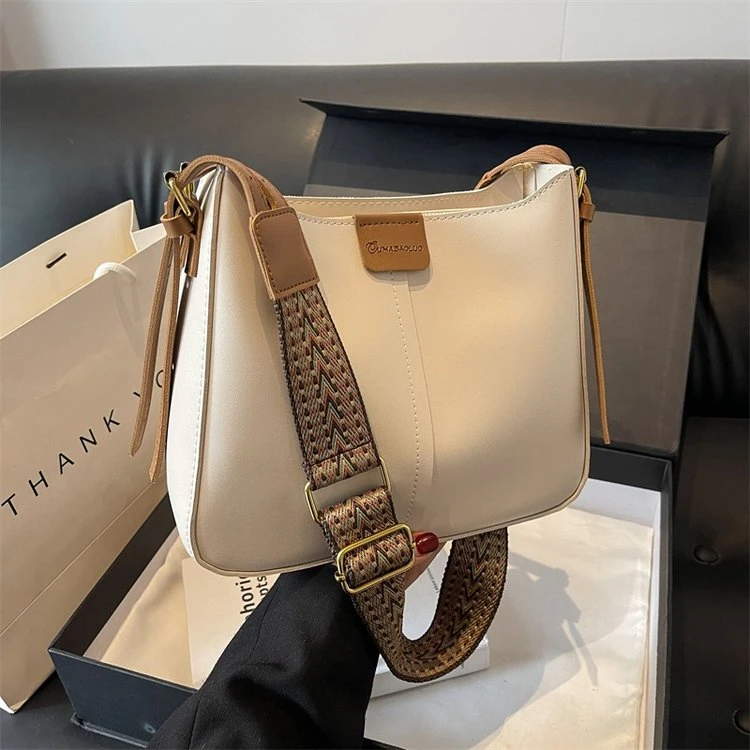 高级感复古小包包女2025新款秋冬季流行斜挎包时尚爆款通勤水桶包