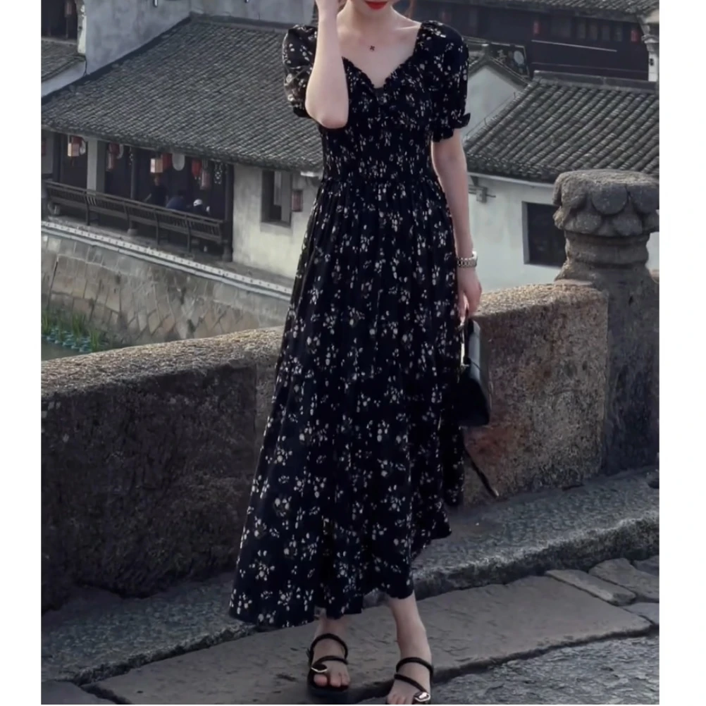 夏季碎花气质短袖连衣裙法式温柔黑色高腰时尚显瘦中长款复古裙子