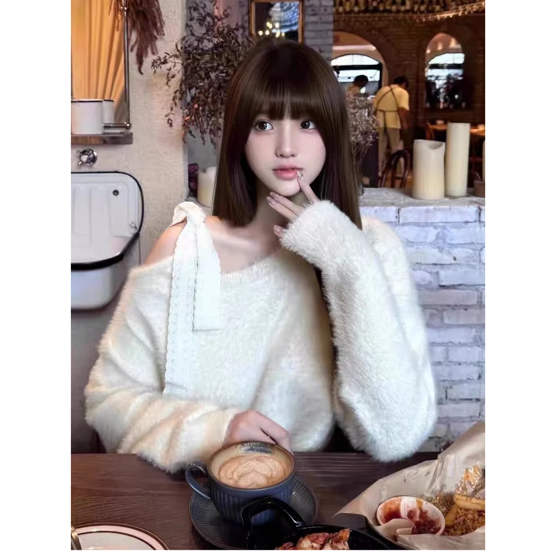 白色蝴蝶结斜肩马海毛套头毛衣女秋冬慵懒设计感宽松露肩针织上衣