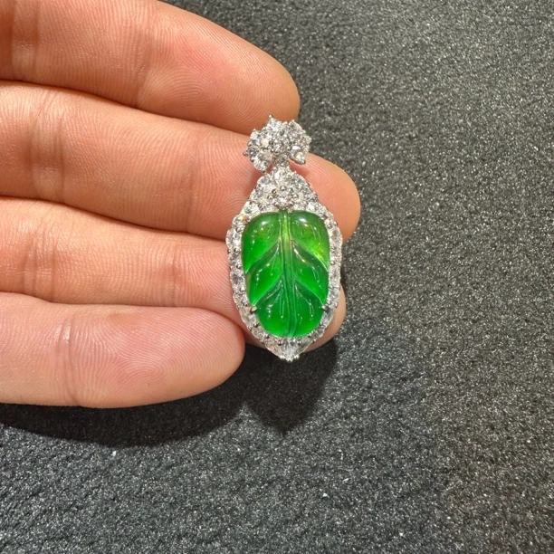 天然A货翡翠叶子气质吊坠(多样性发)