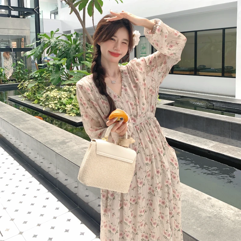 法式浪漫v领碎花长袖连衣裙女春秋2024新款温柔风设计感减龄长裙