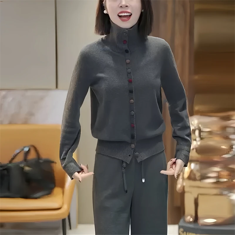 日常通勤彩扣高领针织衫女2025春季新款设计感显瘦纯色打底上衣潮