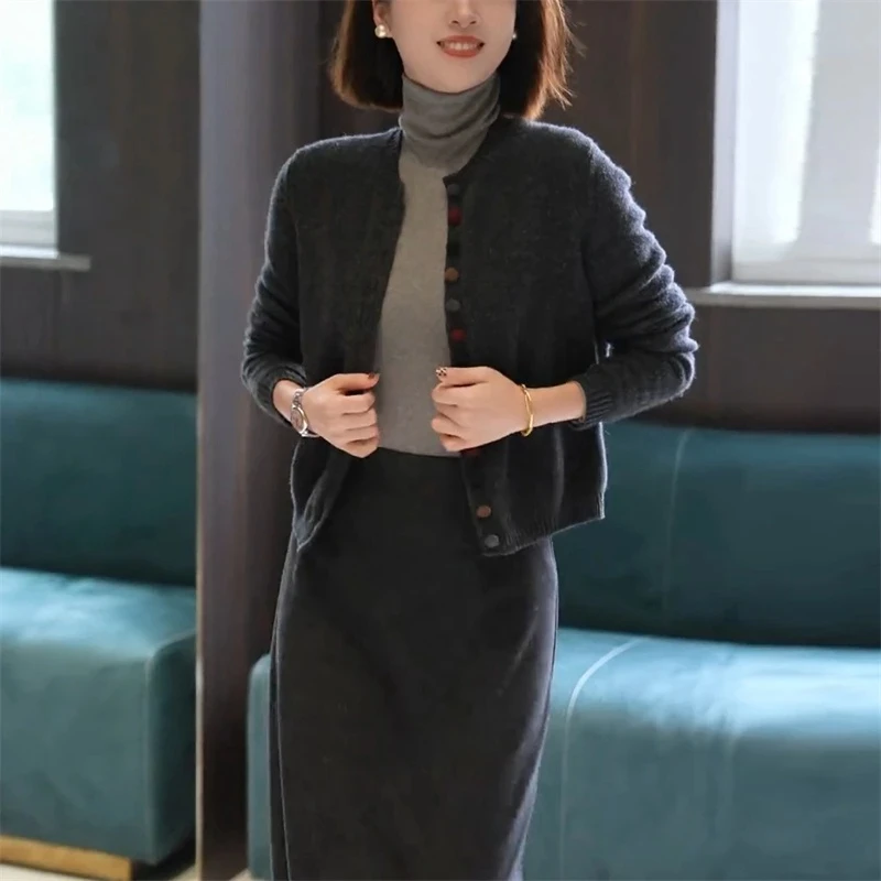 韩系彩虹扣设计圆领上衣外套女2025春季新款气质减龄通勤针织衫潮