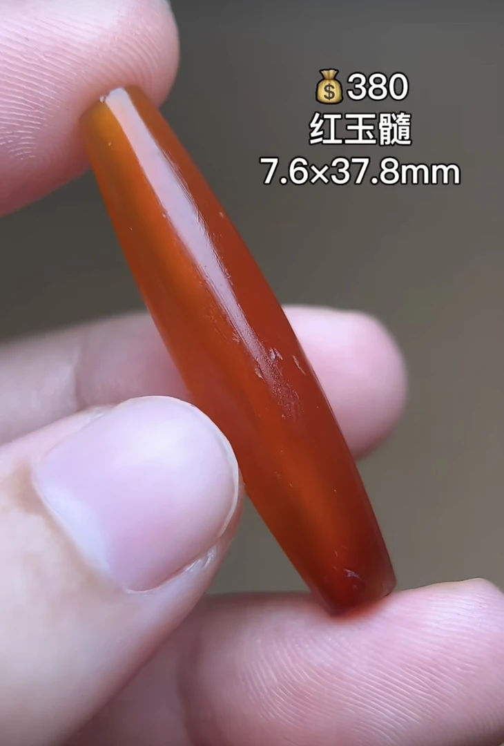 红玉髓管 当锁骨佩戴