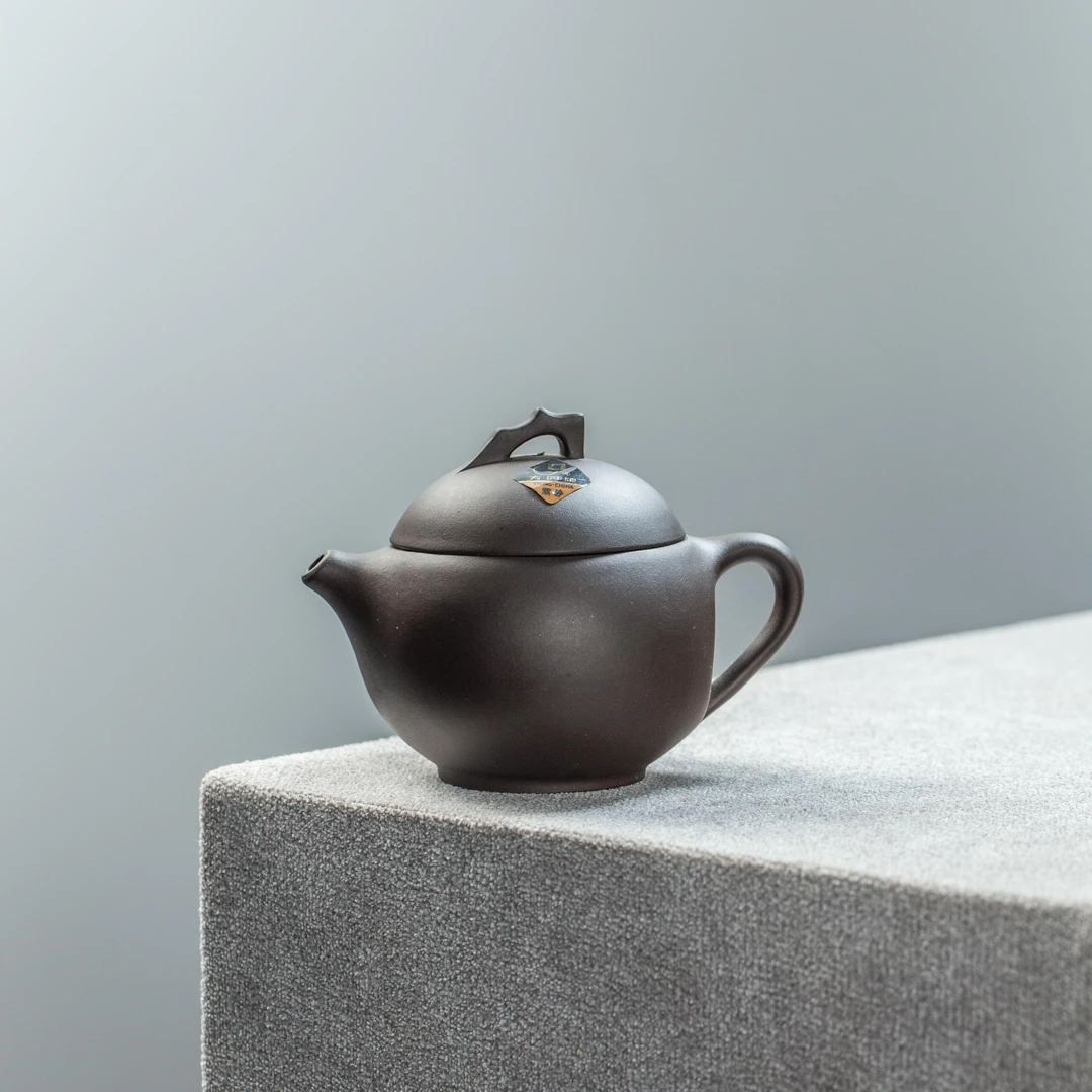 官窑紫砂一厂80年代金标期-黑鱼球壶180cc