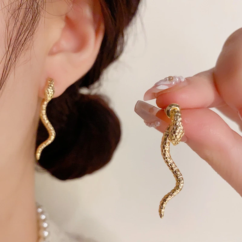 铜合金耳饰 精品2025年蛇形本命年前后戴金属蛇形耳环时尚独特女