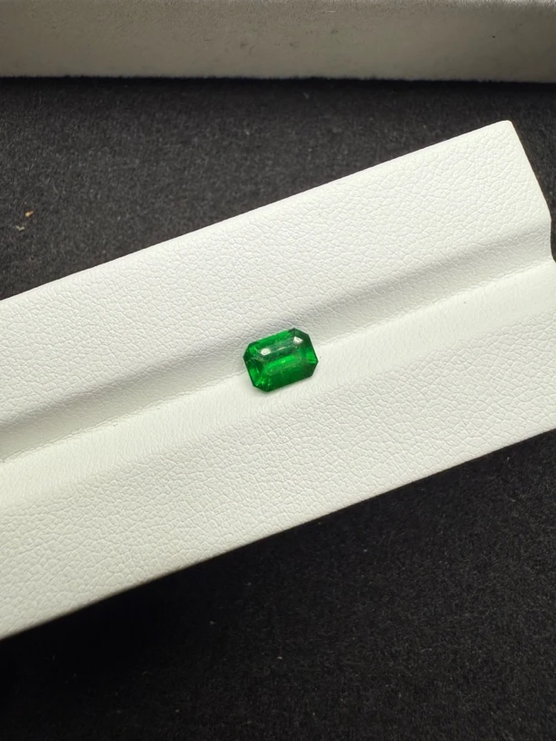 天然沙弗莱石榴石 卡扎尼绿颜色漂亮1.31克拉