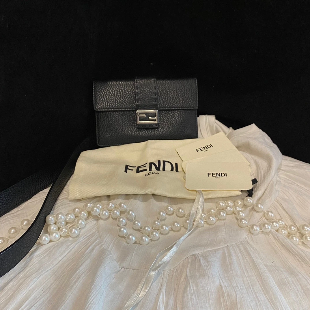 95新 FENDI/芬迪 fendi黑银mini法棍斜挎包