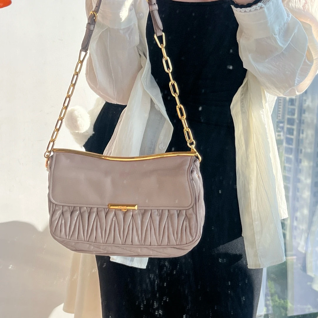 95新 MIU MIU/缪缪 miumiu 裸色褶皱翻盖单肩包