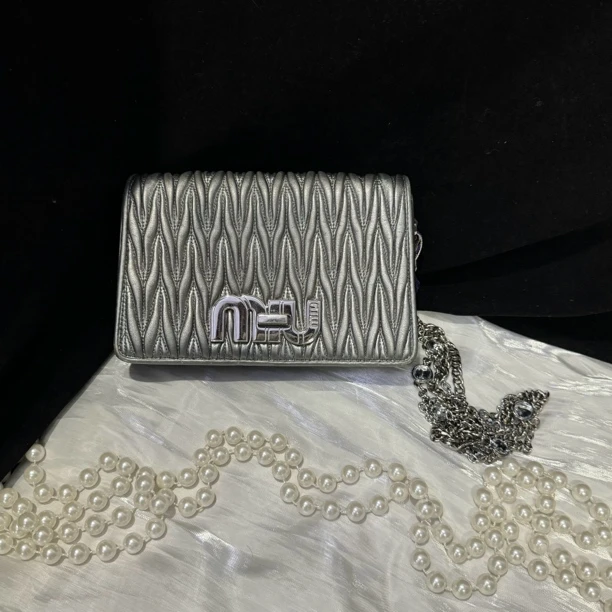 95新 MIU MIU/缪缪 miumiu 银色褶皱链条包斜挎包