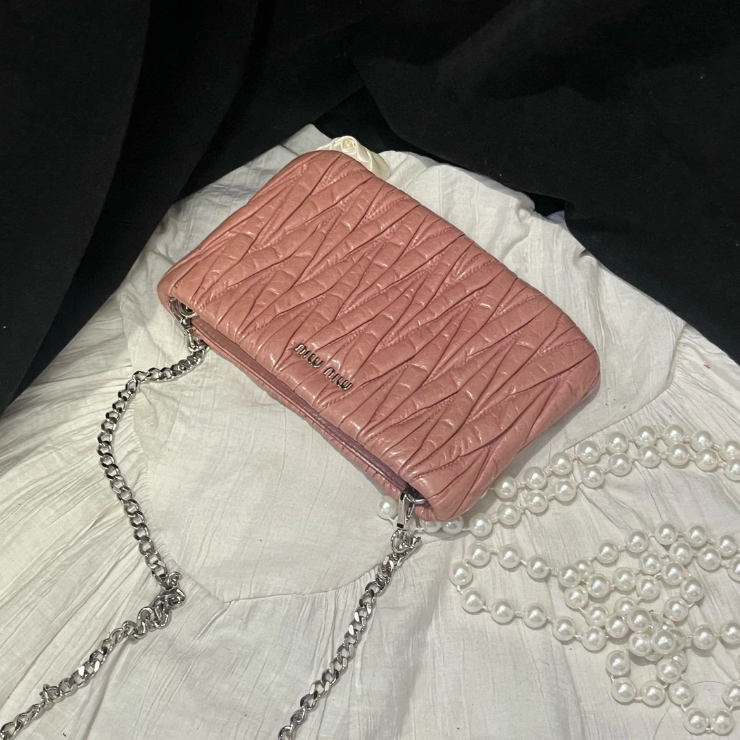 95新 MIU MIU/缪缪 miumiu 蜜桃粉褶皱斜挎包尾款999 原价1999