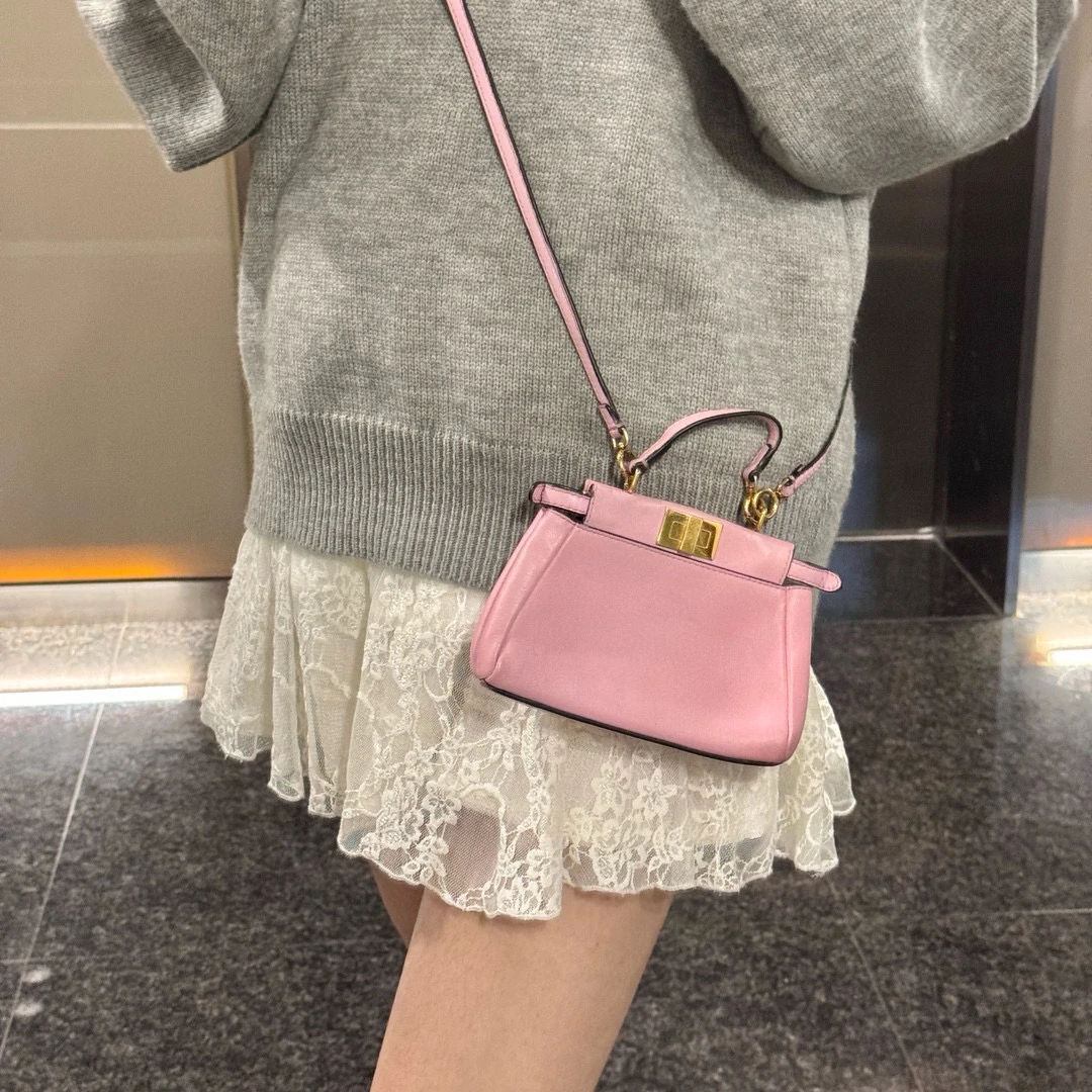 95新 FENDI/芬迪 fendi粉色小猫斜挎包
