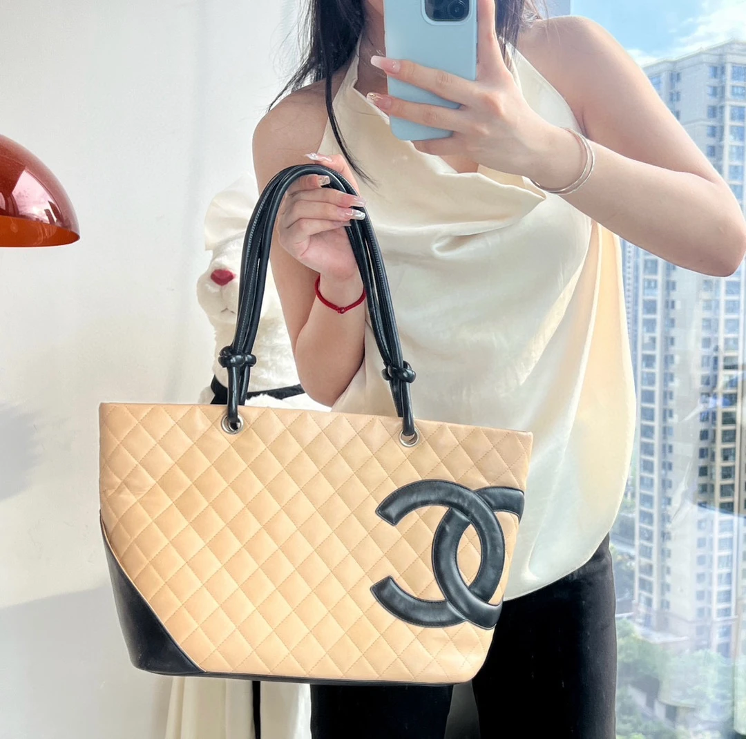 95新 Chanel/香奈儿 chanel 奶黄拼黑色康鹏托特包