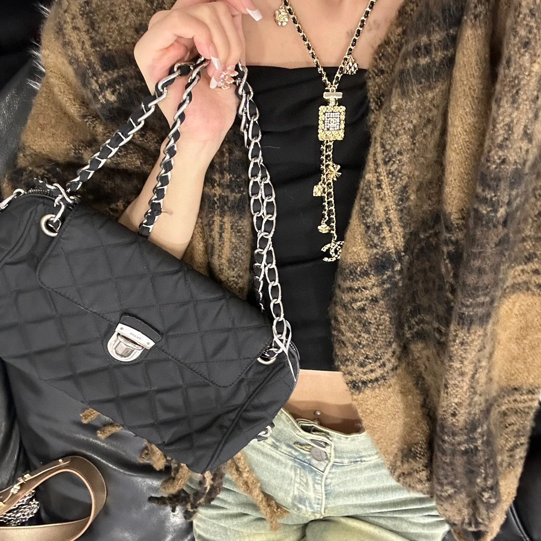 95新 Prada/普拉达 prada黑银单肩斜挎降落伞1304
