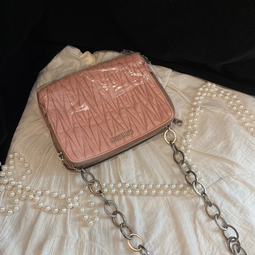 95新 MIU MIU/缪缪 miumiu蜜桃粉链条包斜挎包
