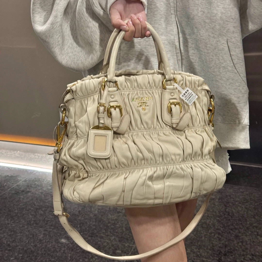 95新 Prada/普拉达 prada米白色褶皱斜挎包