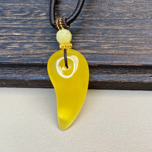 5.2克天然俄鸡油黄蜜蜡勾玉浓蜡妖花蜜蜡水滴吊坠毛衣链项链方扣