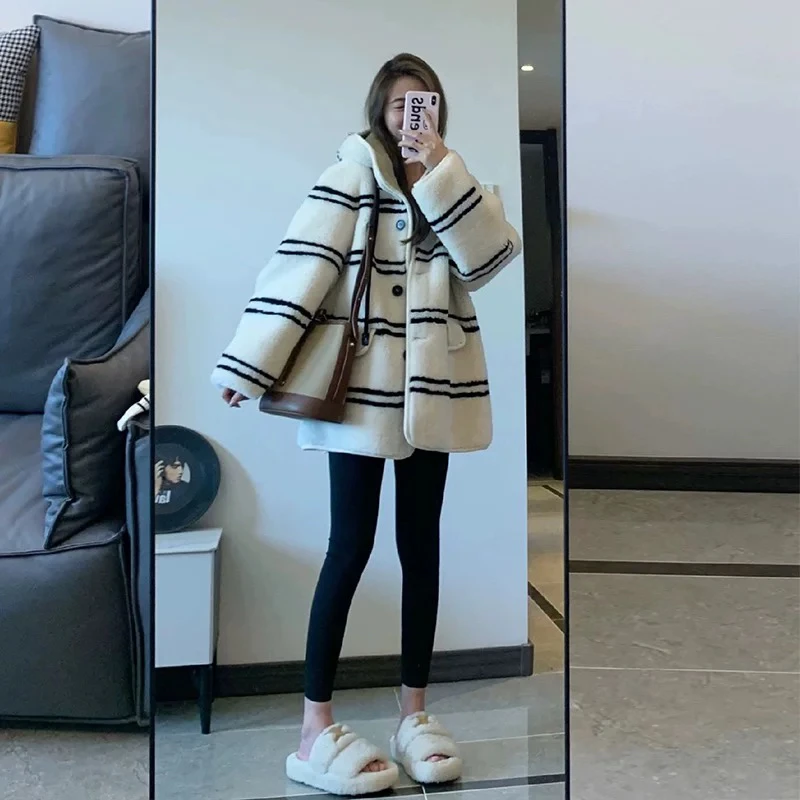 VaVa家：大码女装「奔赴冬约」条纹韩版宽松慵懒连帽保暖毛茸茸外套